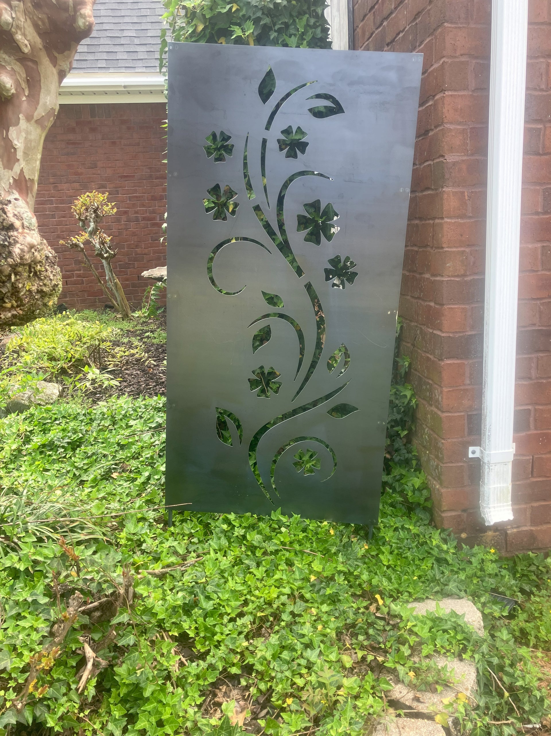 Decorative metal privacy screen